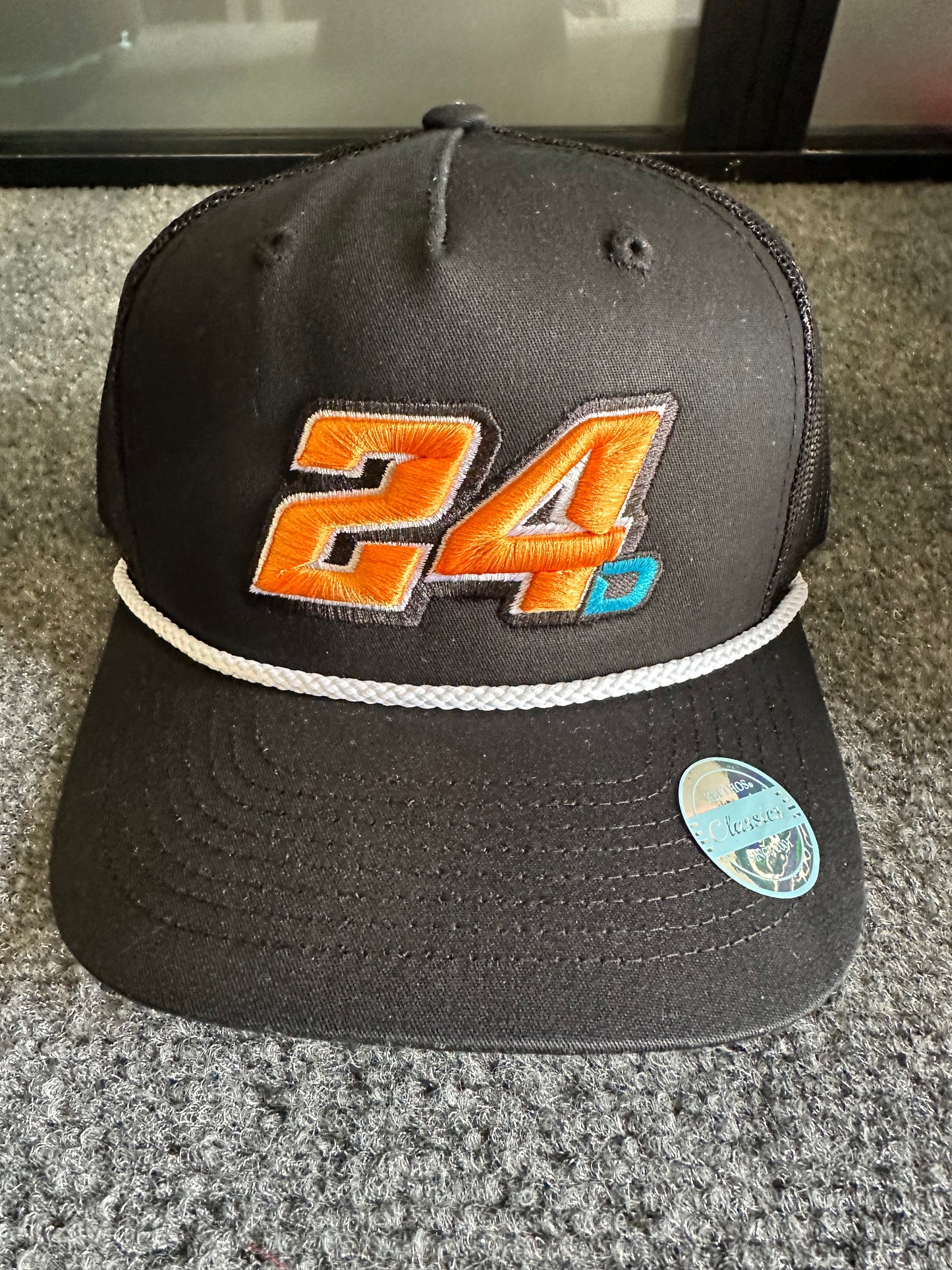 24D HAT BLACK W/ WHITE ROPE